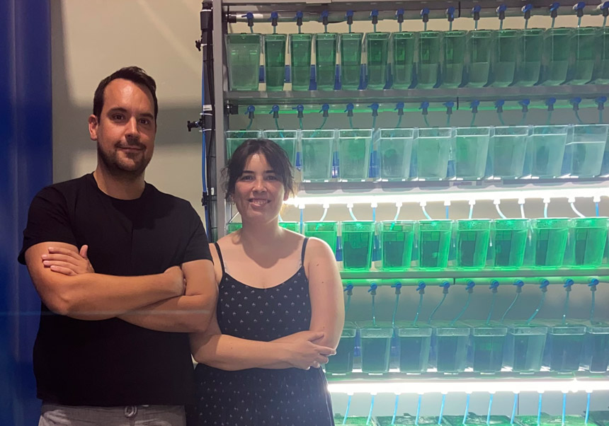 Jose V. Torres Pérez i Maria Abellán Álvaro a les instal·lacions de peixos zebra de la Universitat de València (Planta experimental d’aquaris – SCSIE).